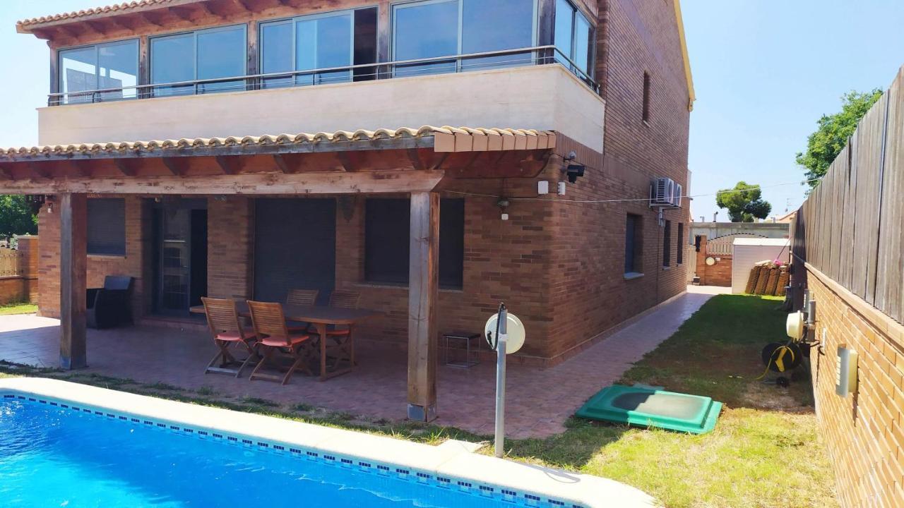 Chalet Moderno Con Piscina En Calafell Exterior photo