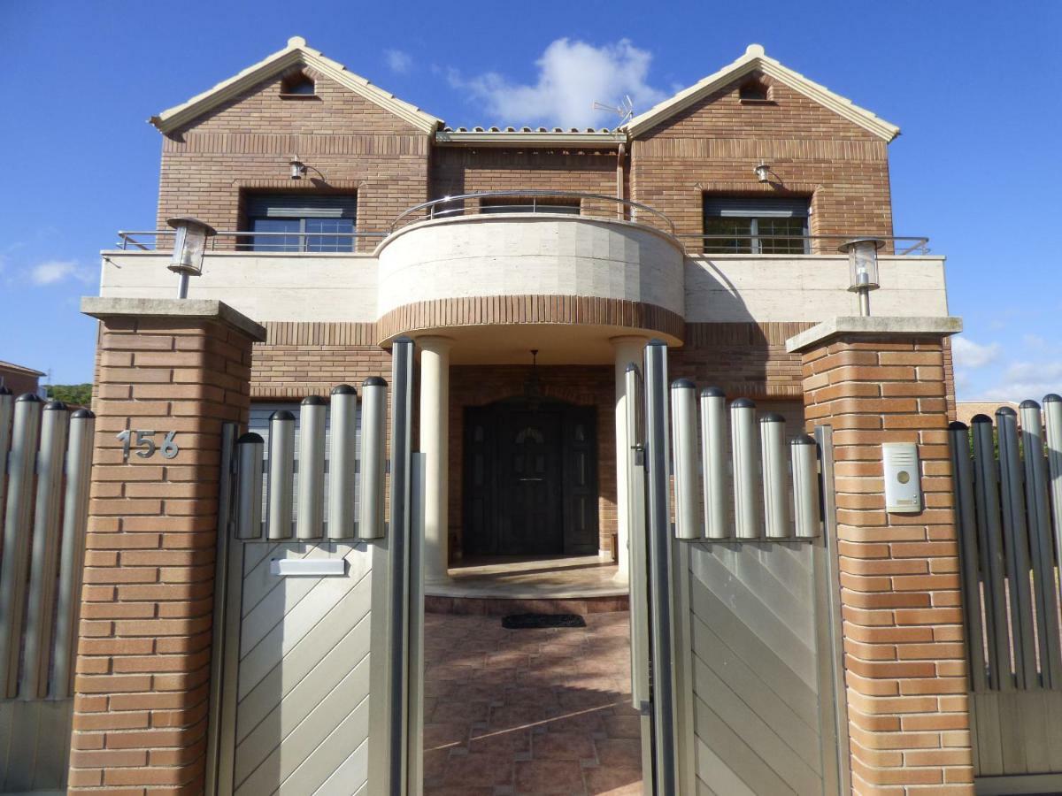 Chalet Moderno Con Piscina En Calafell Exterior photo